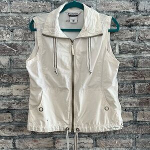 Columbia Women's White Omni-Shade cotton vest, snap pickets sportyties,versatile
